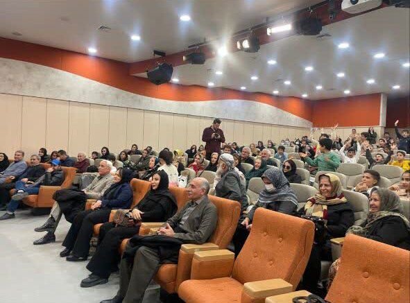 جشن «یلدای مهربانی» در سنندج با حضور کودکان نیازمند در سنندج برگزار شد 