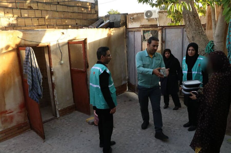 بندرعباس| توزیع غذای گرم بین خانوارهای تحت حمایت بهزیستی متاثر از بارندگی های اخیر