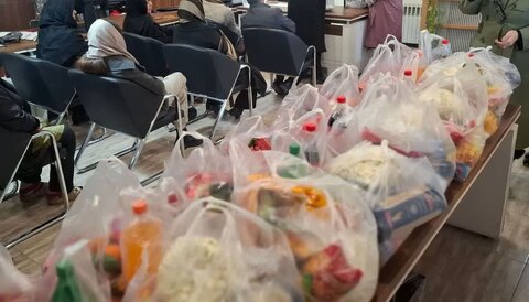 سبد یلدایی خیرین به دست مددجویان رسید