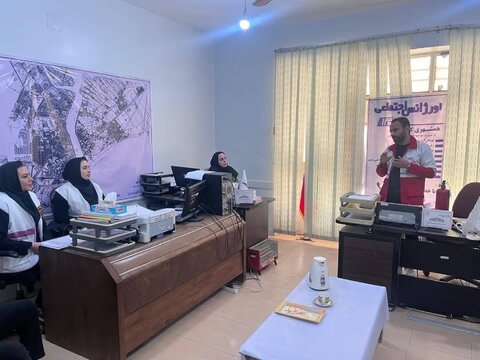 برگزاری کارگاه آموزشی پیشگیری و مقابله با حوادث در بهزیستی خرمشهر با همکاری هلال‌احمر