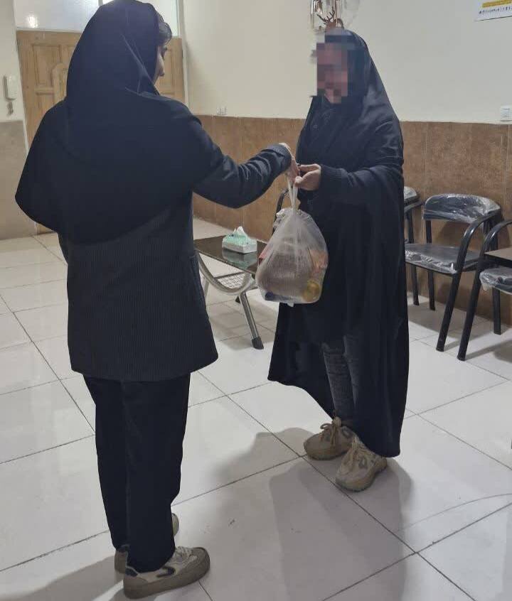 بهارستان | توزیع ۱۱ بسته یلدایی ویژه بانوان سرپرست خانوار