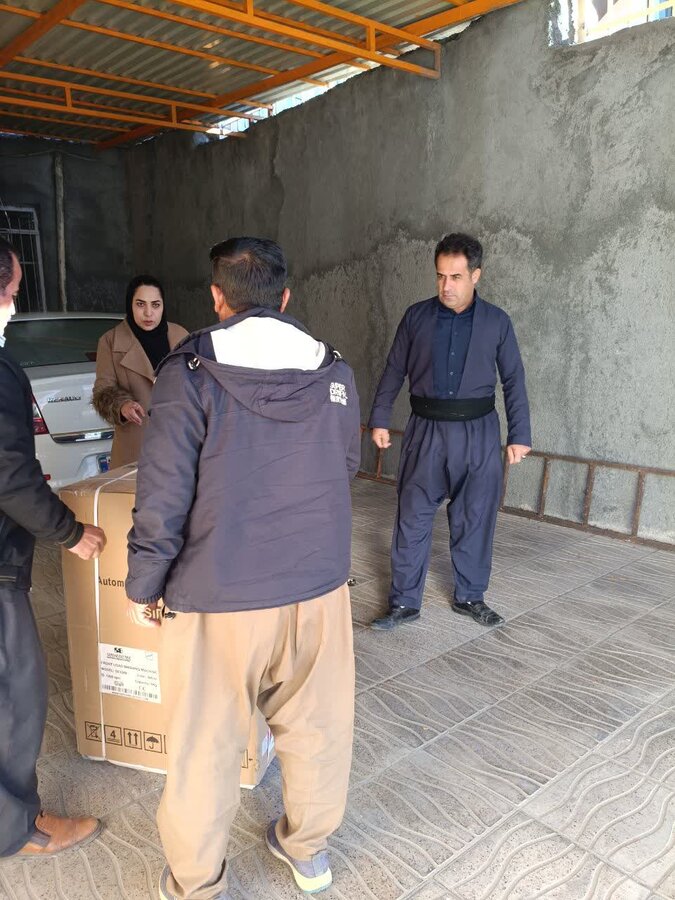 تحویل ماشین لباسشویی به خانواده دو معلولیتی در شهرستان سروآباد