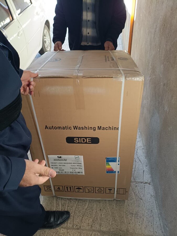 تحویل ماشین لباسشویی به خانواده دو معلولیتی در شهرستان سروآباد