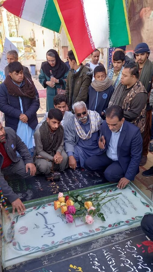 تجدید میثاق گروه‌های هنرمندان دارای معلولیت با شهدا آغازگر هفتمین جشنواره تئاتر کویر شد