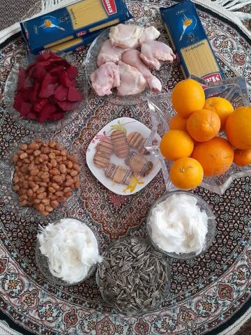 توزیع پک یلدایی توسط موسسه خیریه چشمان امید رحمت در اسکو