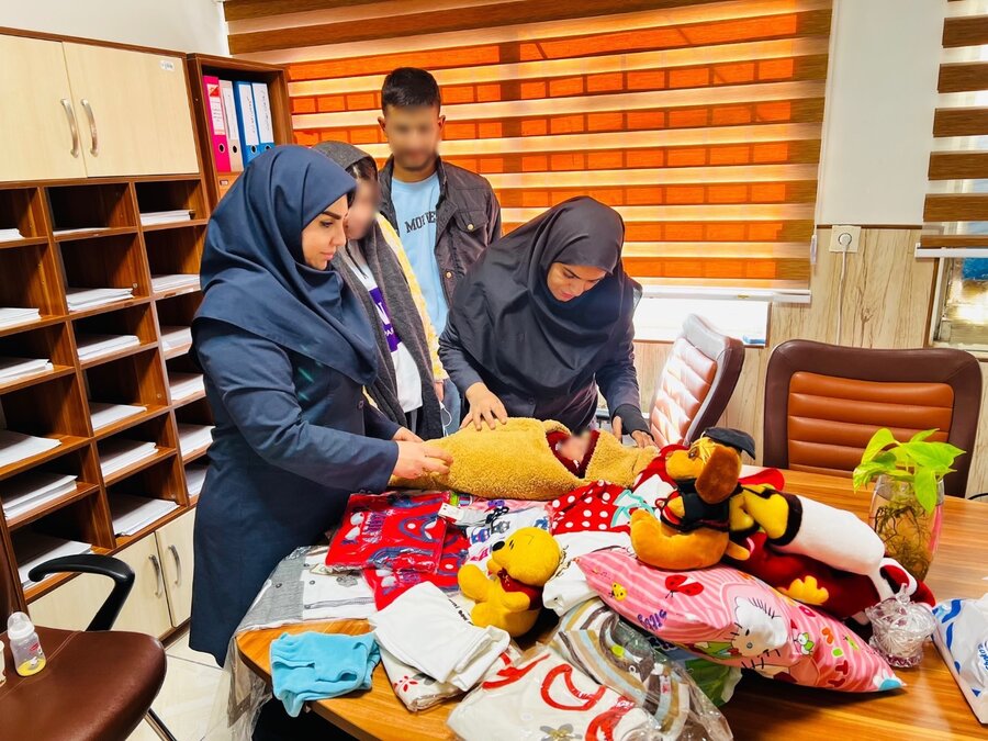 رباط کریم | اهداء سیسمونی نوزاد به زوج تحت پوش بهزیستی