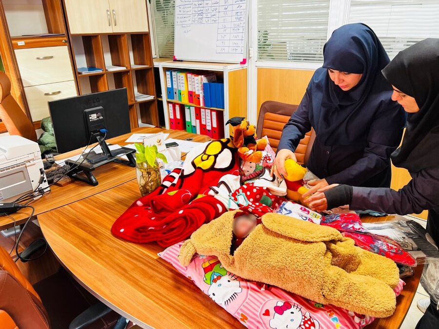 رباط کریم | اهداء سیسمونی نوزاد به زوج تحت پوش بهزیستی