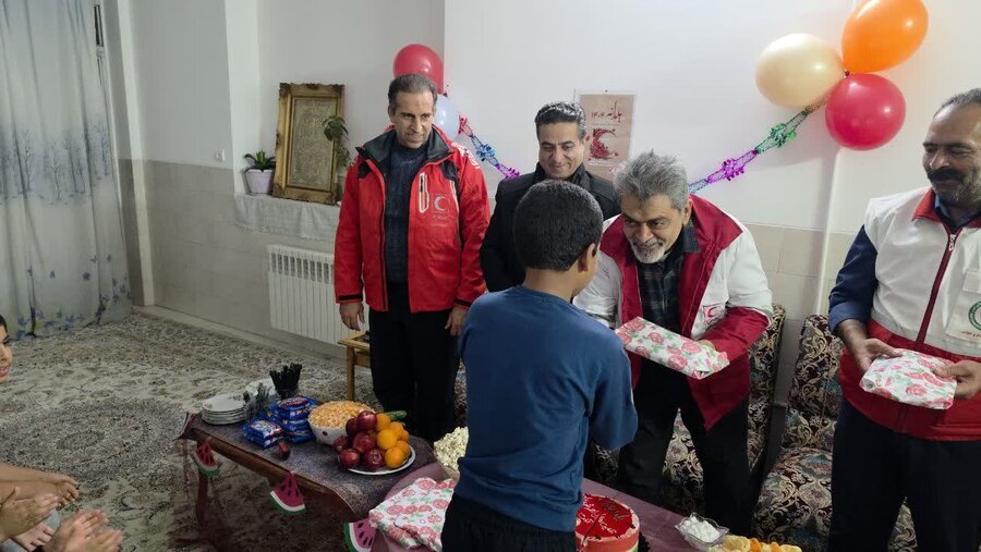 بزرگداشت شب یلدا در کنار کودکان خانه کودکان مرتضی علی(ع) شهرستان تفت 