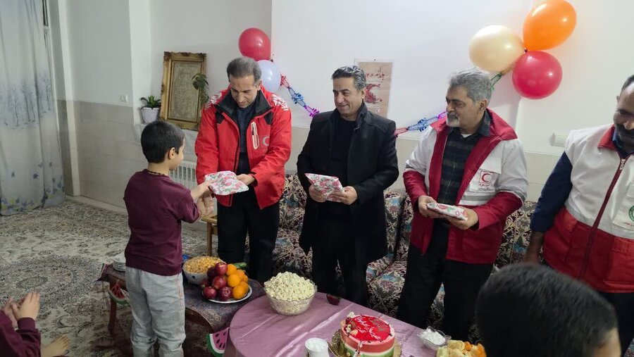 بزرگداشت شب یلدا در کنار کودکان خانه کودکان مرتضی علی(ع) شهرستان تفت 