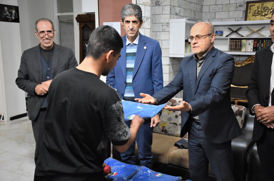 اهداء پیراهن تیم ملی والیبال به فرزندان بهزیستی