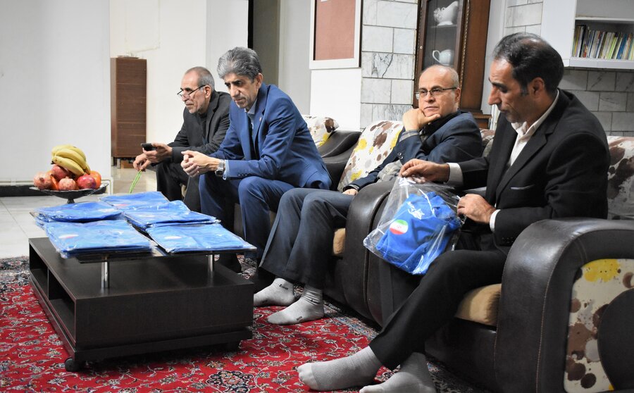 اهداء پیراهن تیم ملی والیبال به فرزندان بهزیستی