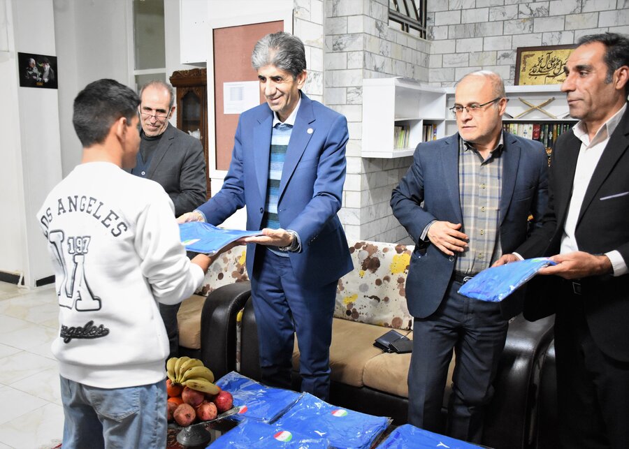 اهداء پیراهن تیم ملی والیبال به فرزندان بهزیستی