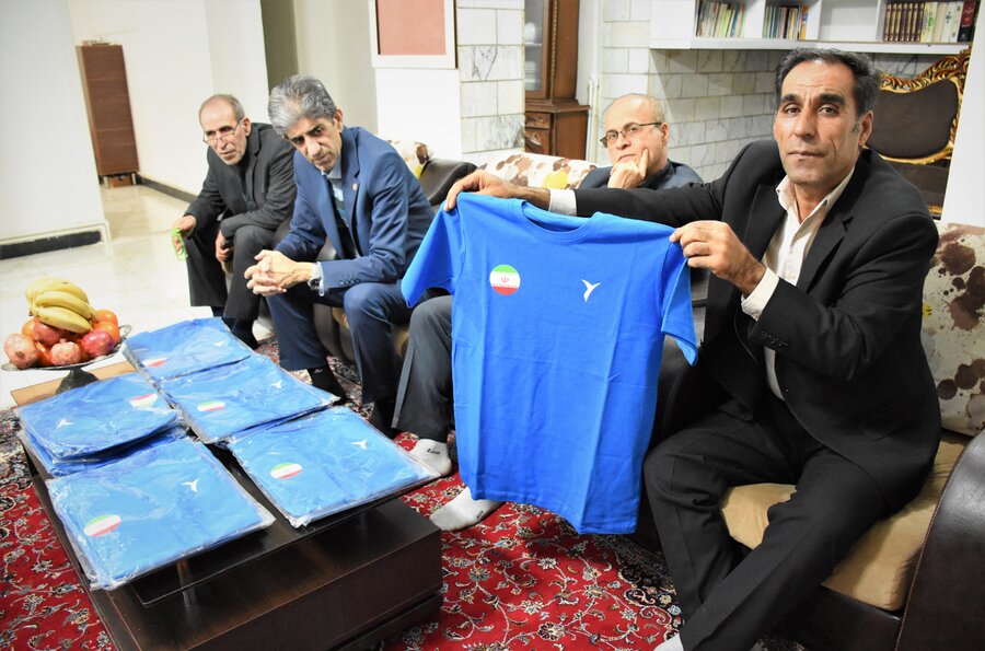اهداء پیراهن تیم ملی والیبال به فرزندان بهزیستی