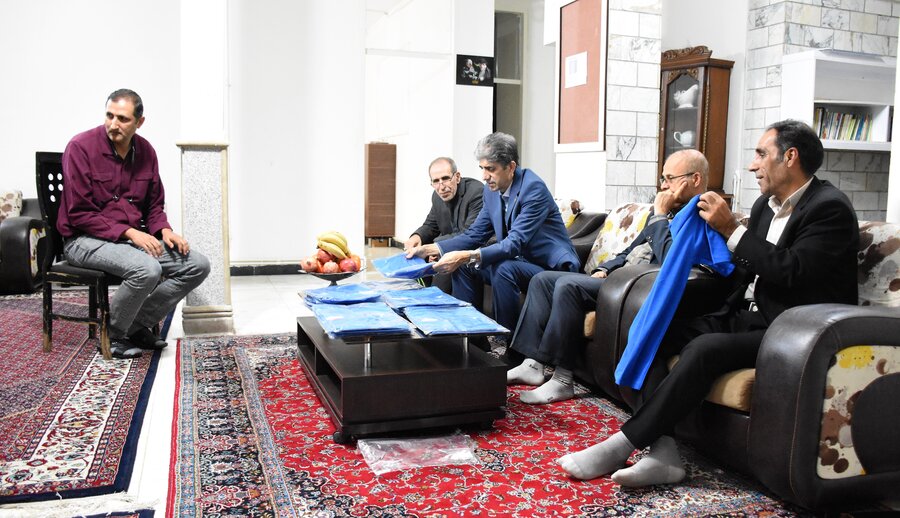 اهداء پیراهن تیم ملی والیبال به فرزندان بهزیستی