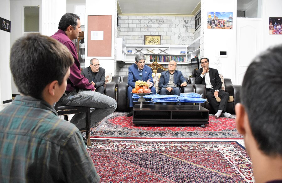 اهداء پیراهن تیم ملی والیبال به فرزندان بهزیستی