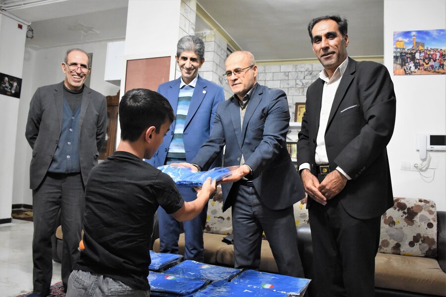 اهداء پیراهن تیم ملی والیبال به فرزندان بهزیستی