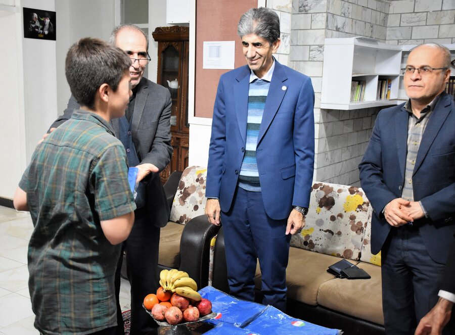 اهداء پیراهن تیم ملی والیبال به فرزندان بهزیستی