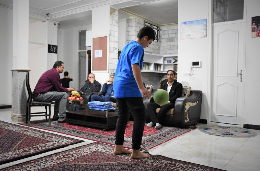 اهداء پیراهن تیم ملی والیبال به فرزندان بهزیستی