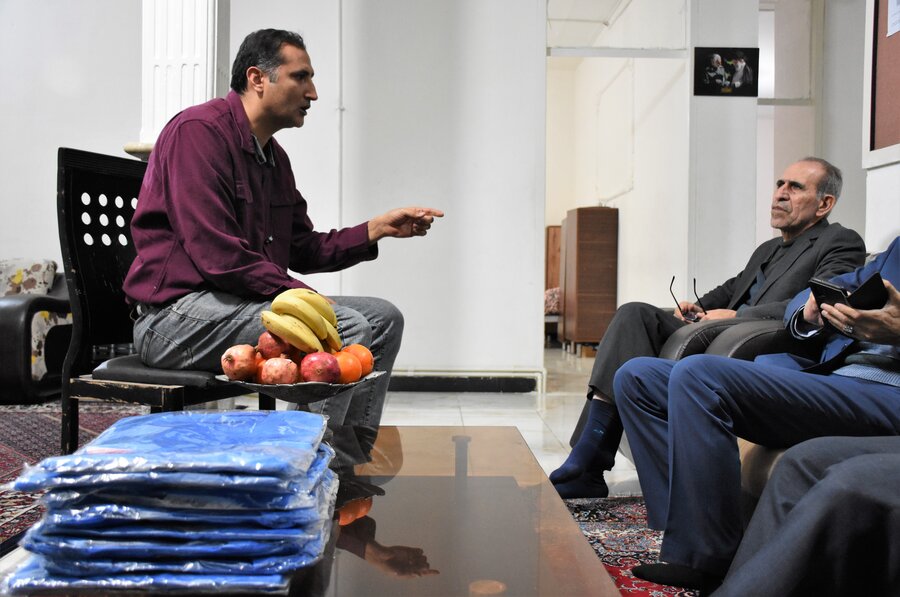 اهداء پیراهن تیم ملی والیبال به فرزندان بهزیستی