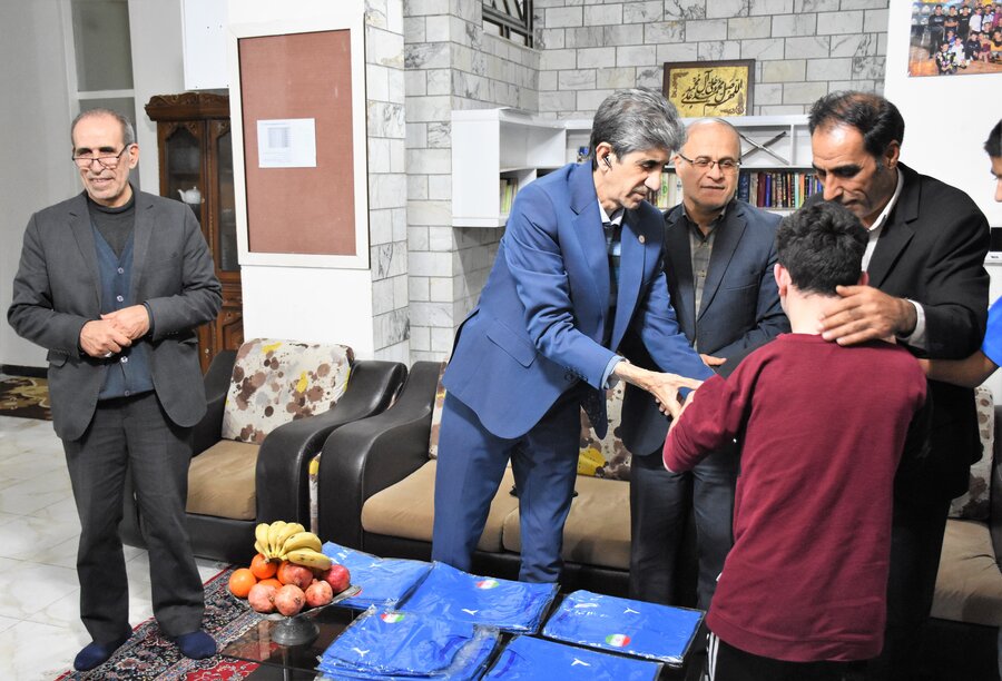 اهداء پیراهن تیم ملی والیبال به فرزندان بهزیستی