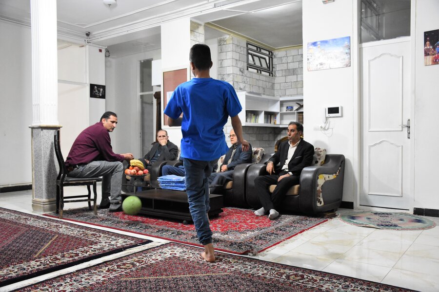 اهداء پیراهن تیم ملی والیبال به فرزندان بهزیستی