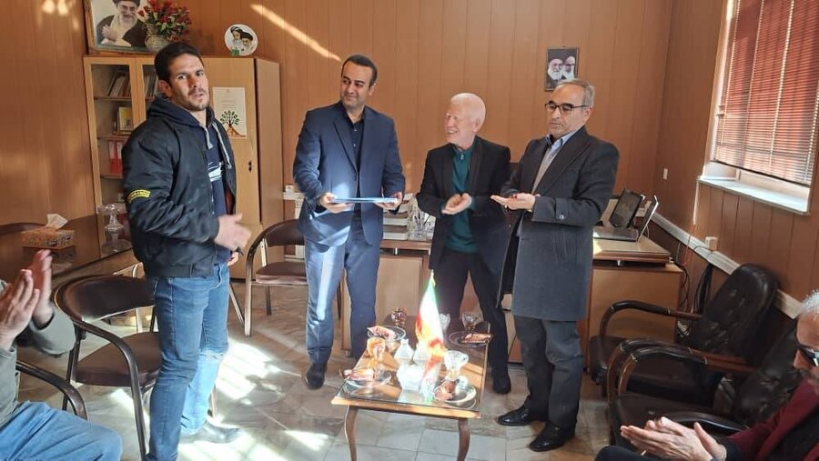 رییس هیئت ورزشی نابینایان استان از معلول کم بینا تقدیر کرد 