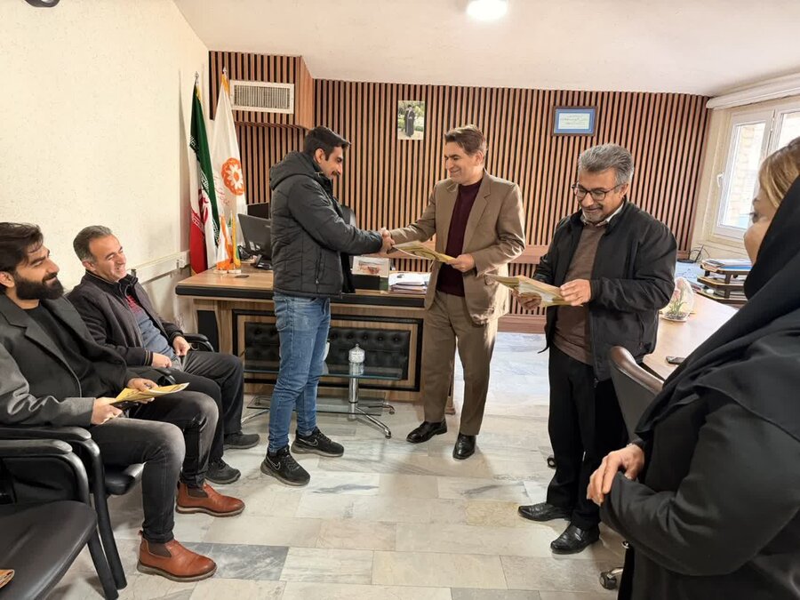 تجلیل از رانندگان بهزیستی شهرستان سنندج به مناسبت روز حمل‌ونقل