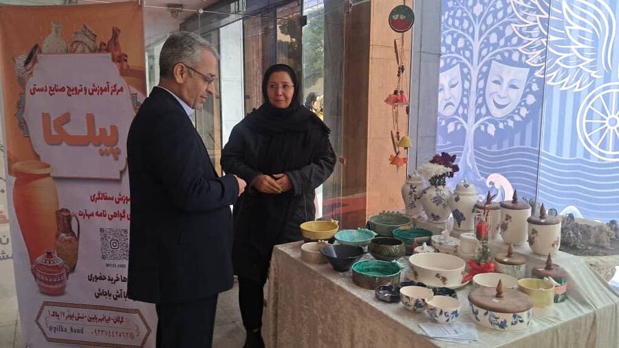بازدید احمدگلچین مدیر کل فرهنگ و ارشاد اسلامی استان گلستان از نمایشگاه صنایع دستی در حاشیه جشنواره تئاتر «کاسپین»