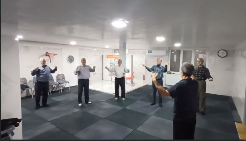 فیلم | ورزش؛ قلب تپنده برنامه‌های «پاتوق مهر و گفتگو» سالمندان همدان