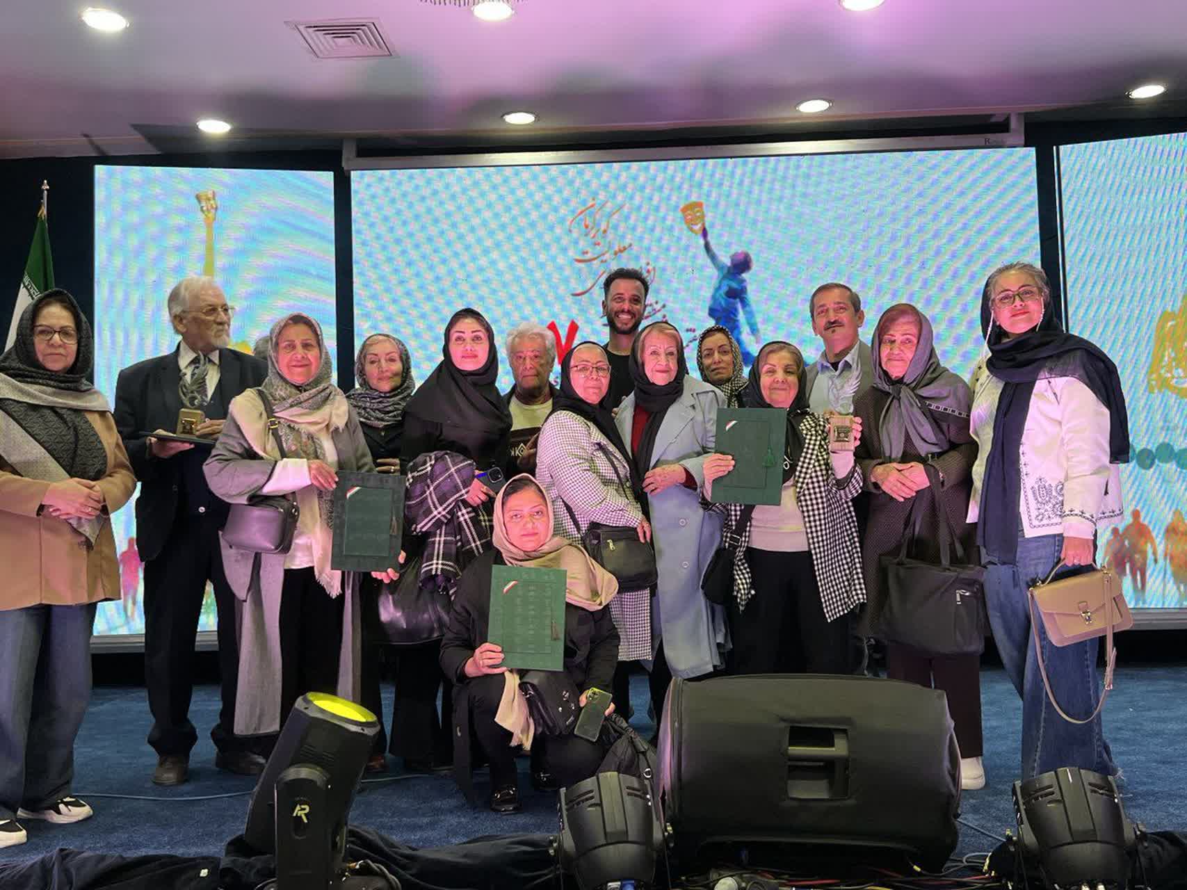 درخشش هنرمندان دارای معلولیت و سالمندان خراسان رضوی در جشنواره تئاتر«کویر»