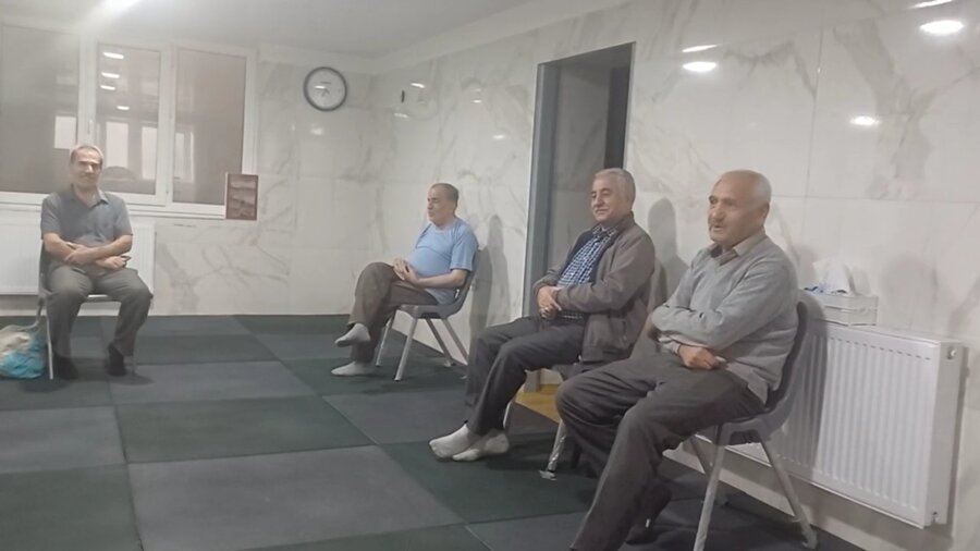 فیلم| پاتوق مهر همدان: قصه‌گویی، آواز و هنردرمانی برای مردان سالمند