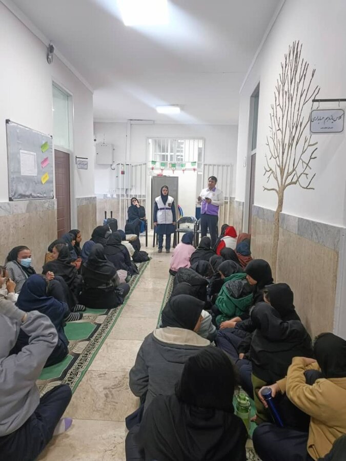 شمیرانات | برگزاری کارگاه آموزشی آشنایی با خدمات اورژانس اجتماعی و آسیب‌های اجتماعی در هنرستان شهدای انقلاب فشم