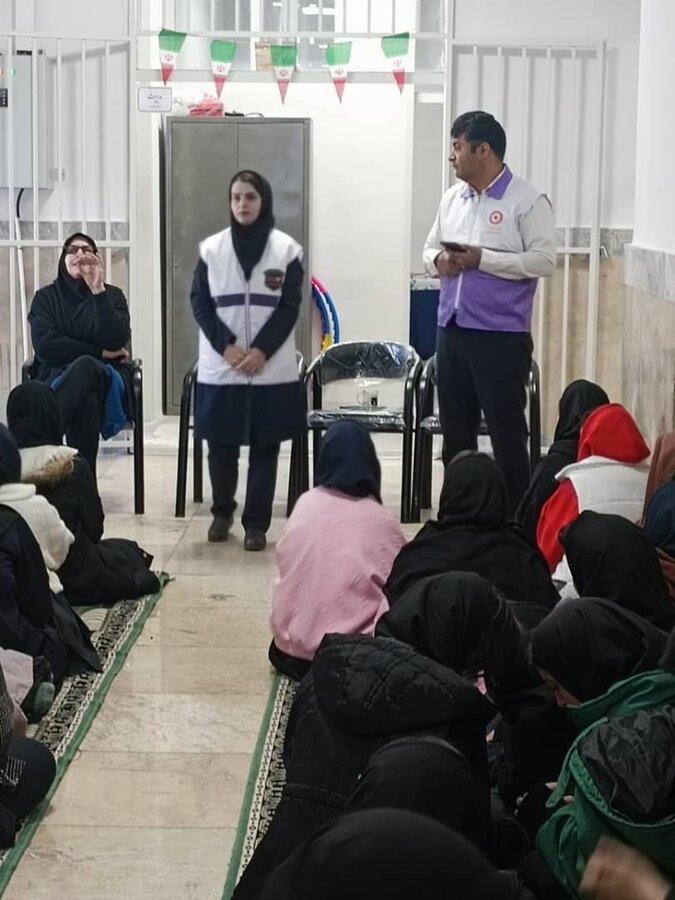 شمیرانات | برگزاری کارگاه آموزشی آشنایی با خدمات اورژانس اجتماعی و آسیب‌های اجتماعی در هنرستان شهدای انقلاب فشم
