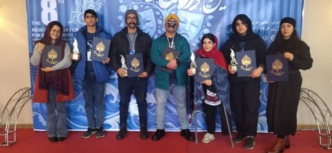 اختتامیه هشتمین جشنواره تئاتر منطقه‌ای افراد دارای معلولیت «کاسپین»؛ درخشش گروه‌های گیلانی در بخش تئاتر خیابانی