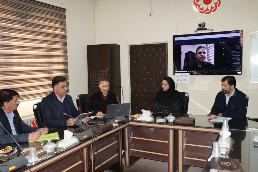 جلسه آموزشی و توجیهی در خصوص نحوه ثبت‌نام در سامانه مهرسان شرکت توزیع برق استان مرکزی 