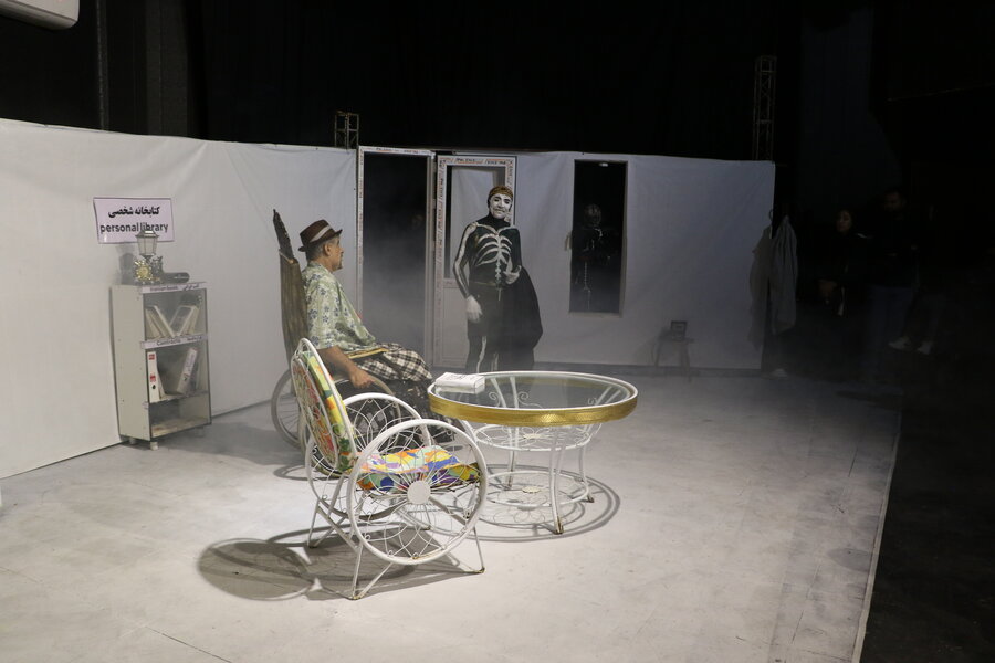 «مرگ در میزند» نخستین نمایش شانزدهمین جشنواره تئاتر خلیج فارس در پلاتو خانه هنرمعلولین در اداره کل بهزیستی استان روی صحنه رفت.