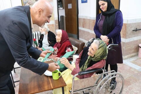 دیدار مدیرکل دفتر ریاست سازمان بهزیستی با سالمندان به مناسبت سال نو میلادی