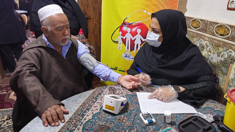 اجرای طرح مشارکت اجتماعی زنان بهزیستی همراه با ویزیت رایگان در حاشیه شهر زاهدان
