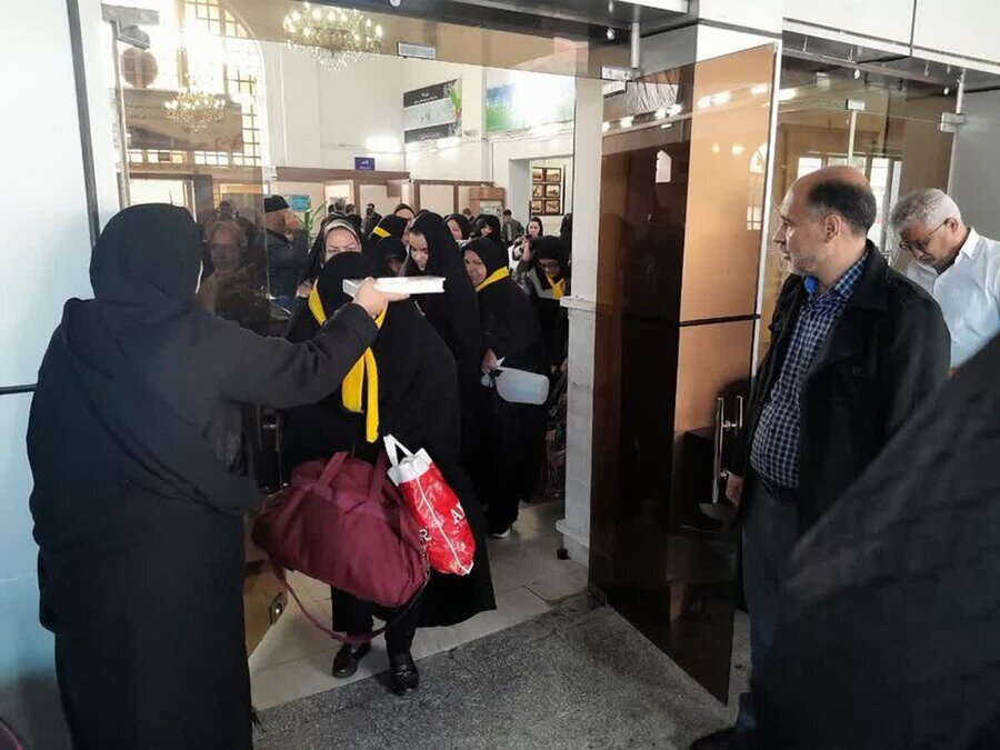اعزام یک کاروان از زنان سرپرست خانوار به مشهد مقدس