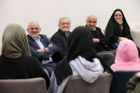 دیدار دکتر پزشکیان با جمعی از کودکان بی‌سرپرست و بدسرپرست در مجتمع «خانه دختران ایران»/ تأکید بر پیگیری دغدغه مسکن فرزندان بهزیستی