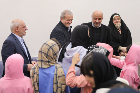 دیدار رئیس جمهور با جمعی از کودکان بی سرپرست در مجتمع خانه دختران ایران