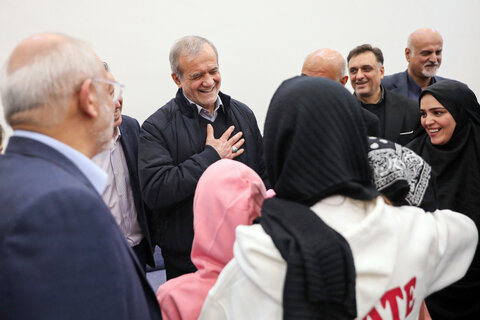 دیدار رئیس جمهور با جمعی از کودکان بی سرپرست در مجتمع خانه دختران ایران