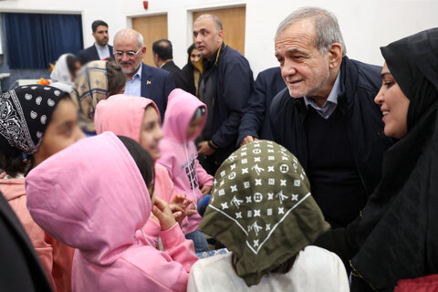 دیدار رئیس جمهور با جمعی از کودکان بی سرپرست در مجتمع خانه دختران ایران