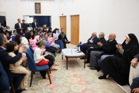 دیدار رئیس جمهور با جمعی از کودکان بی سرپرست در مجتمع خانه دختران ایران