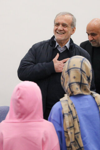 دیدار رئیس جمهور با جمعی از کودکان بی سرپرست در مجتمع خانه دختران ایران