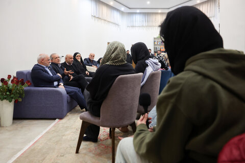 دیدار رئیس جمهور با جمعی از کودکان بی سرپرست در مجتمع خانه دختران ایران