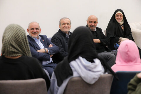 دیدار رئیس جمهور با جمعی از کودکان بی سرپرست در مجتمع خانه دختران ایران