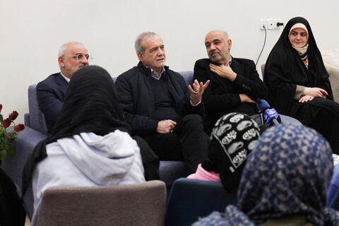 دیدار رئیس جمهور با جمعی از کودکان بی سرپرست در مجتمع خانه دختران ایران