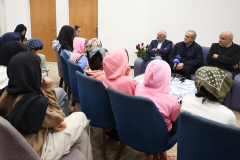 دیدار رئیس جمهور با جمعی از کودکان بی سرپرست در مجتمع خانه دختران ایران