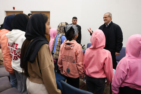 دیدار رئیس جمهور با جمعی از کودکان بی سرپرست در مجتمع خانه دختران ایران